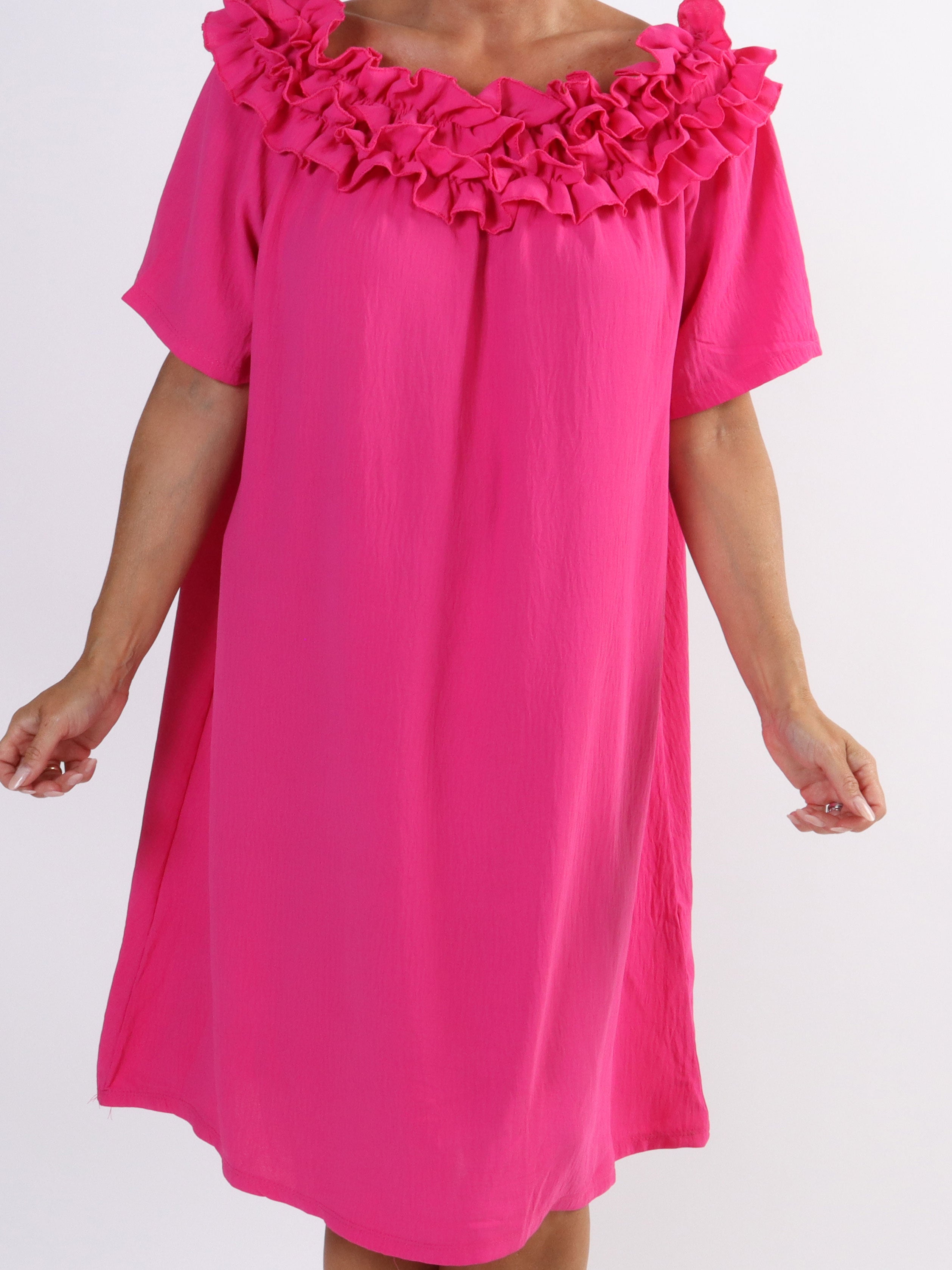 Chili Sleeveless Dress - Plus size-klänning med volanger i halsringningen